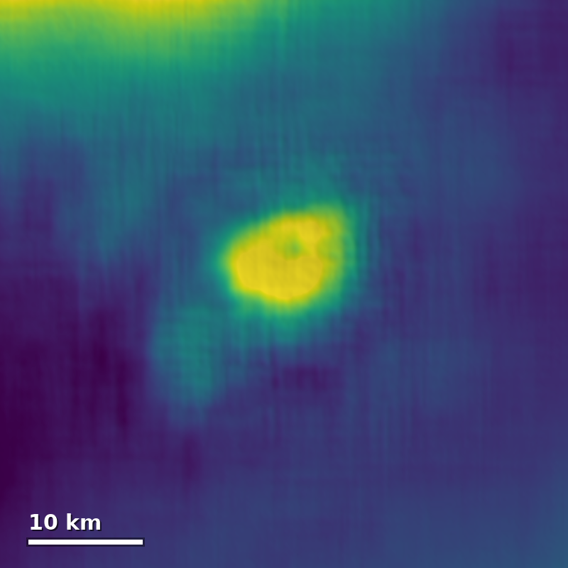Sharper heatmap of the same Venusian terrain at 2 to 3 kilometre resolution, showing a bright circular volcanic edifice with a central pit, with a 10 kilometre scale bar
